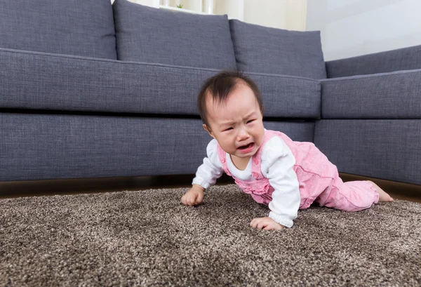Bambino strisciare sul pavimento a casa — Foto Stock