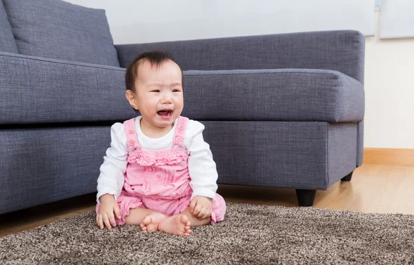 Azië baby huilen thuis — Stockfoto