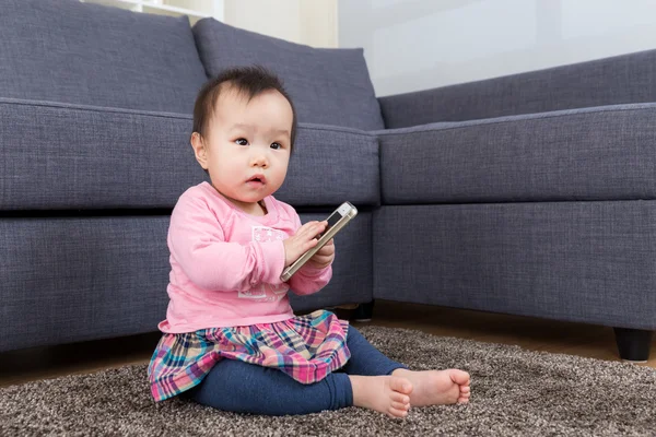 Bebé niña uso móvil —  Fotos de Stock