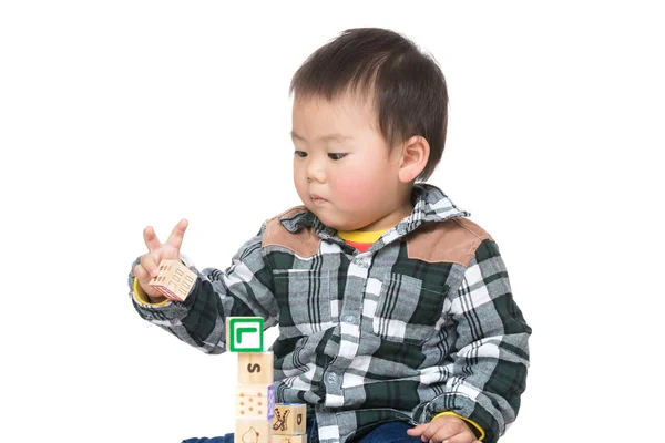 Asia bambino ragazzo giocare giocattolo blocco — Foto Stock