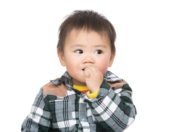 Aziatische baby jongen zuigen vinger in de mond — Stockfoto