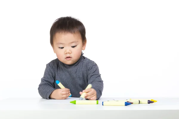 Kleiner Junge konzentriert sich auf Zeichnung und isoliert auf Weiß — Stockfoto