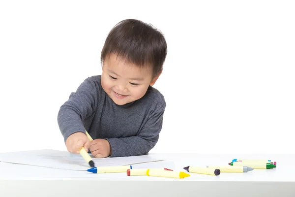 Азиатский мальчик рисует карандашом — стоковое фото