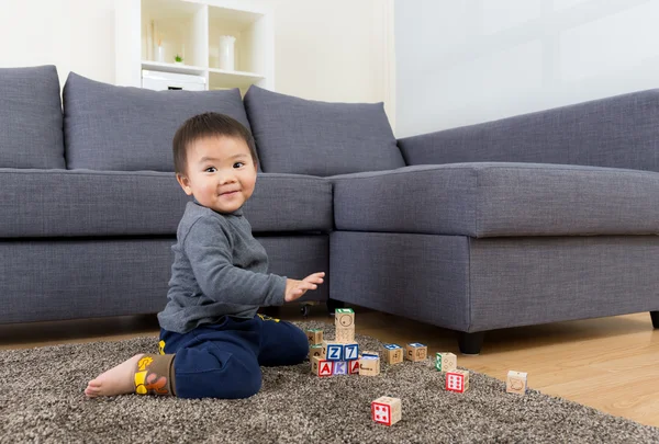 Baby boy spelen speelgoed blok — Stockfoto