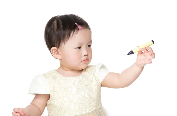 Asie holčička při pohledu na pastel — Stock fotografie