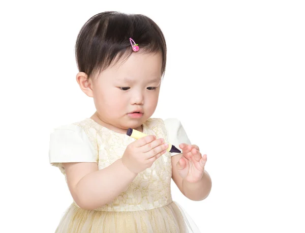 アジアの赤ちゃん女の子ホールディング クレヨン — ストック写真
