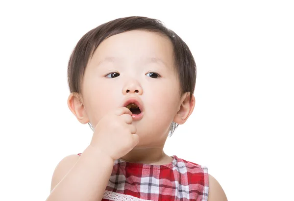 Aziatische baby meisje eten snack — Stockfoto