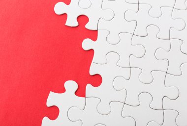 kırmızı zemin üzerine beyaz jigsaw