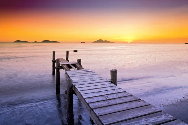 Ponte in legno con paesaggio marino — Foto Stock