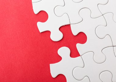 kırmızı arka plan ile incompleted beyaz bulmaca
