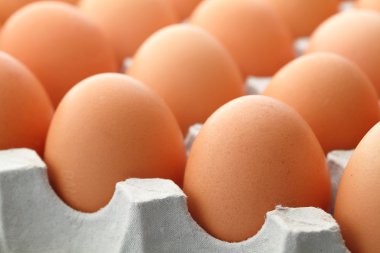 Kağıt pakette kahverengi yumurta yakın çekim