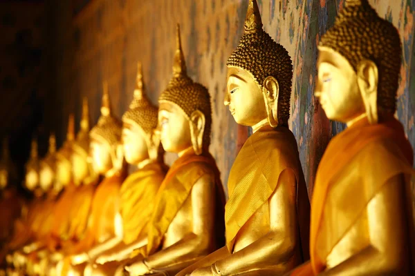 Goldener Buddha im Tempel — Stockfoto