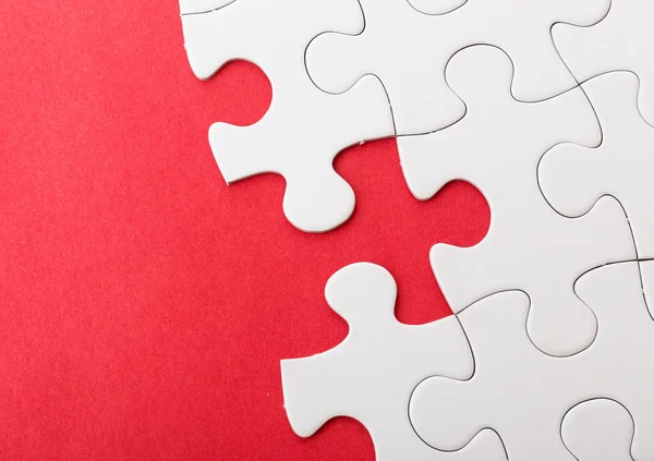 Elmulasztott fehér puzzle, piros háttér — Stock Fotó