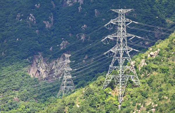 Мережа ліній електроживлення на горі — стокове фото