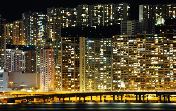 Öffentliches Haus in Hongkong bei Nacht — Stockfoto
