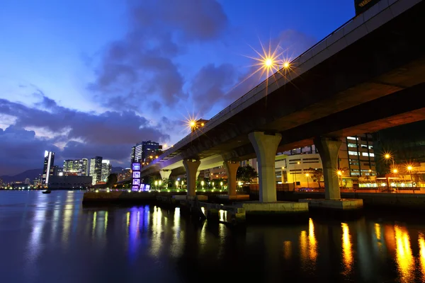 Viaduct in stad bij nacht — Stockfoto