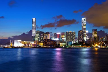 Gece vakti Hong Kong şehir merkezinde.