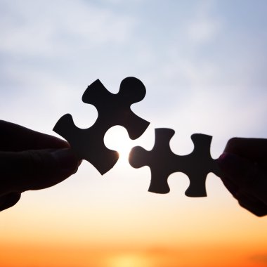 iki eli puzzle parçaları bağlanmaya çalışıyor 