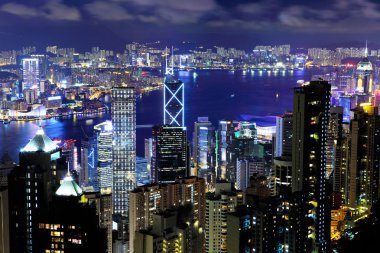 Geceleyin Hong Kong şehir manzarası