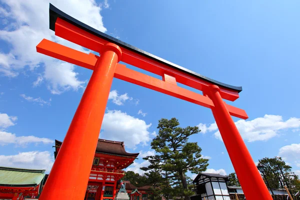 Torii vermelho em frente ao templo — Fotografia de Stock