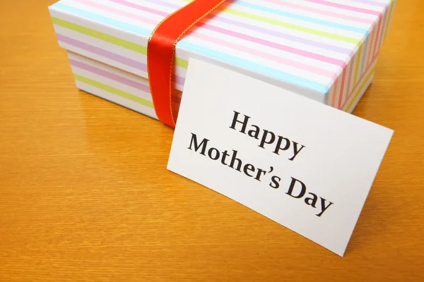 Gift and card to mother — Stock Photo, Image