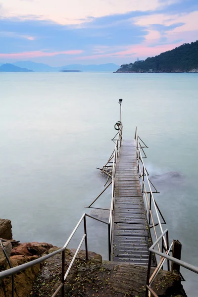 Pont en bois au paysage marin — Photo