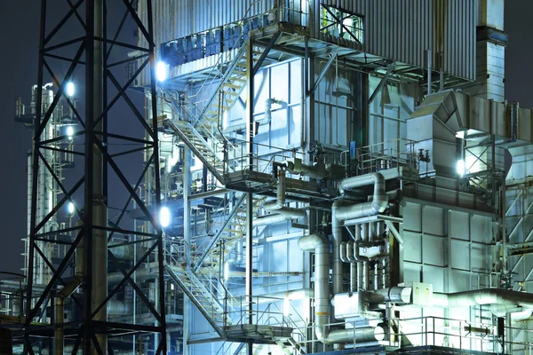 Industriekomplex bei Nacht — Stockfoto