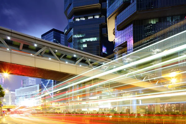Hong kong downtown med bil ljus — Stockfoto
