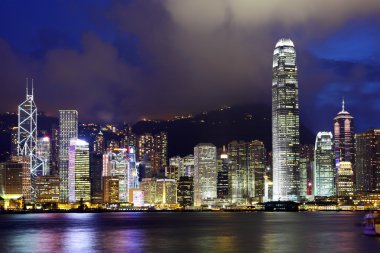 Gece vakti Hong Kong şehir merkezinde.