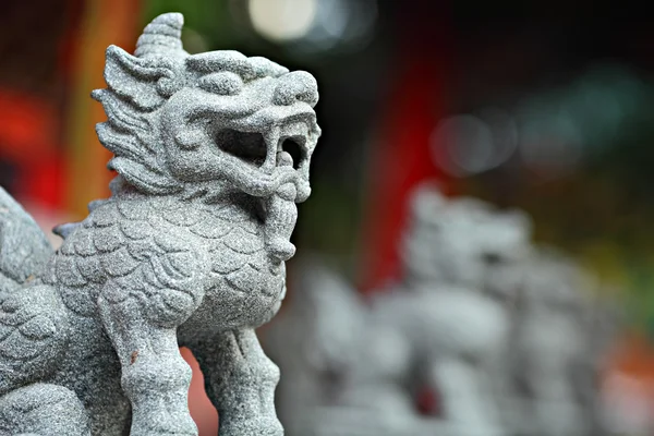 Statue de lion en pierre devant le temple — Photo