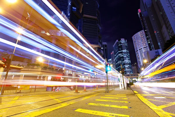 Snel rijdende auto licht in hong kong's nachts — Stockfoto