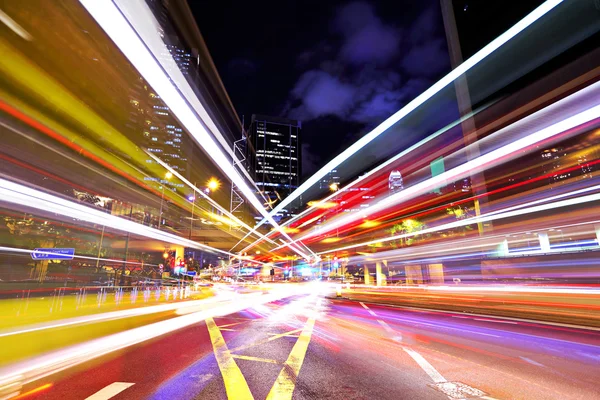 Tráfico ocupado en la ciudad — Foto de Stock