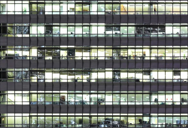 Extérieur du bâtiment moderne la nuit — Photo