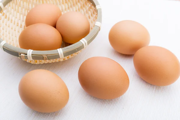 Huevo con cesta —  Fotos de Stock