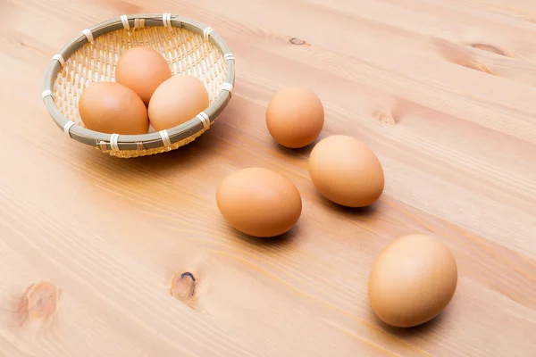 鸡蛋和篮子 — 图库照片