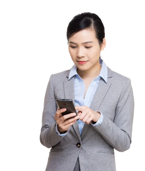 Aziatische zakenvrouw met behulp van mobiele — Stockfoto