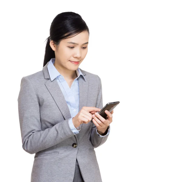 Asiatique femme d'affaires en utilisant mobile — Photo