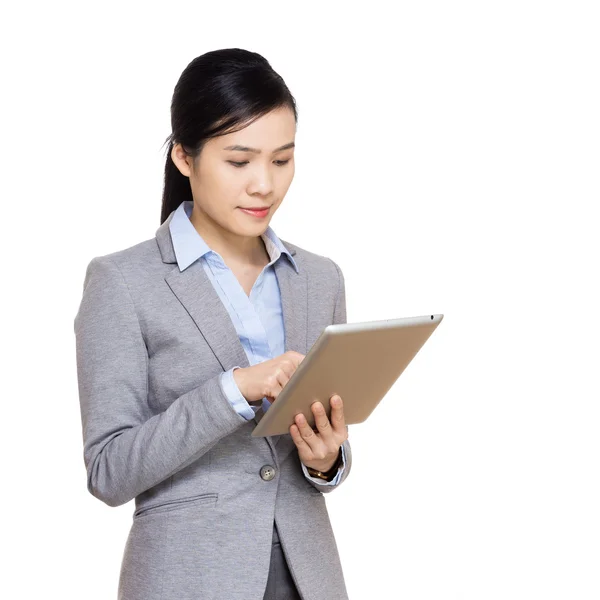 Asiatico donna utilizzando tablet — Foto Stock