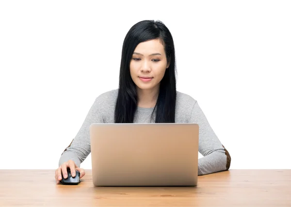 Aziatische vrouw met behulp van computer — Stockfoto