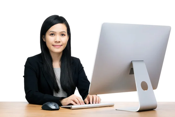 Asiatique femme d'affaires en utilisant l'ordinateur — Photo