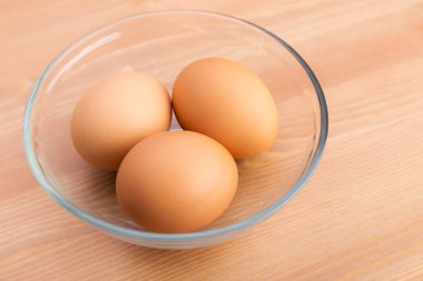 kase ahşap arka plan üzerinde kahverengi yumurta