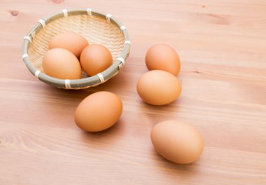 sepet içinde kahverengi yumurta