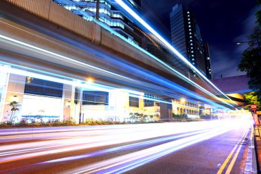 hızlı hareketli araba ışık yolu üzerinde