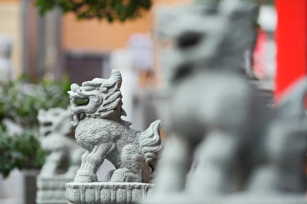 Statue en pierre de lion dans le temple chinois — Photo