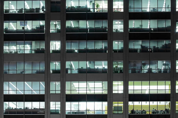 Edificio de oficinas por la noche — Foto de Stock