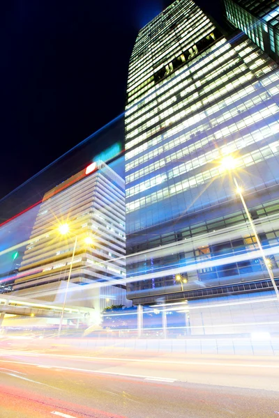 Drukke verkeer in stedelijke stad bij nacht — Stockfoto