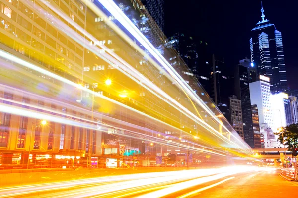 Drukke verkeer in moderne stad bij nacht — Stockfoto