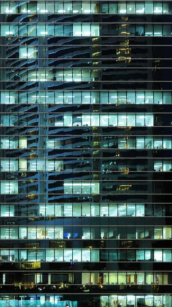 Внешний вид офисного здания ночью — стоковое фото