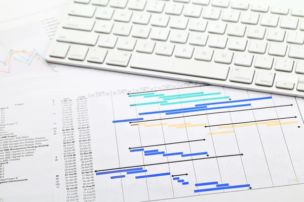 Gestión de proyectos con gantt chart y teclado — Foto de Stock