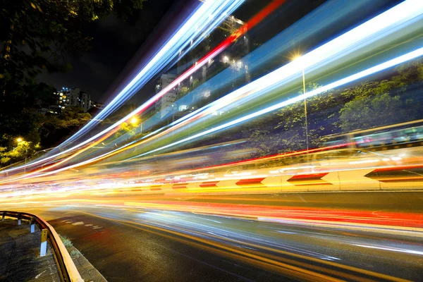 Snel bewegende auto licht op weg bij nacht — Stockfoto